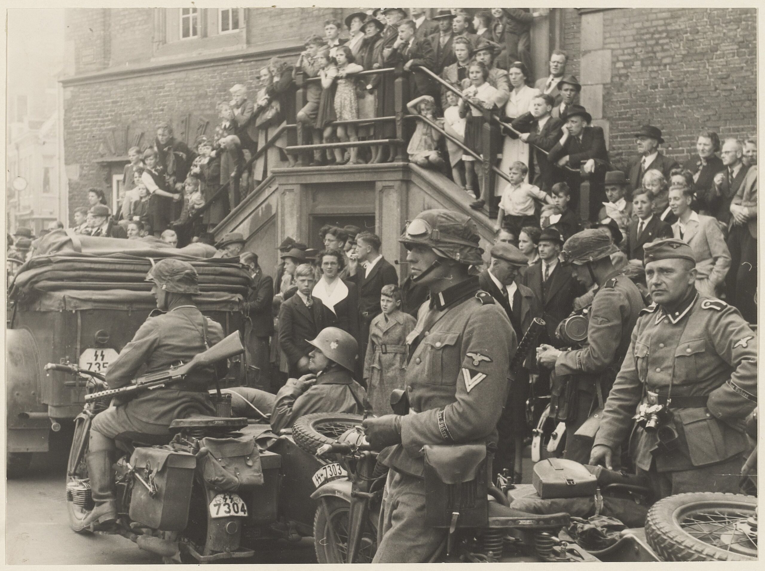 Оккупация европы. Вермахт во Франции 1940. Солдаты СС во Франции 1940.. Дивизии Ваффен СС Нидерланды. Германские войска в Голландии 1940.